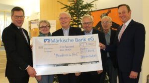 v.l. Hermann Backhaus, Vorstandsvorsitzender der Märkischen Bank, Veronika Czerwinski, Klaus Ullrich, Peter Friedrich, Franz Daniel, Mendener in Not e.V. und Martin Weber, Filialdirektor der Märksichen Bank in Menden